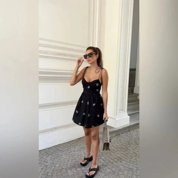 Zara V-Neck Embroidered Floral Poplin Dress Black White NWT Size Medium - Picture 3 of 8